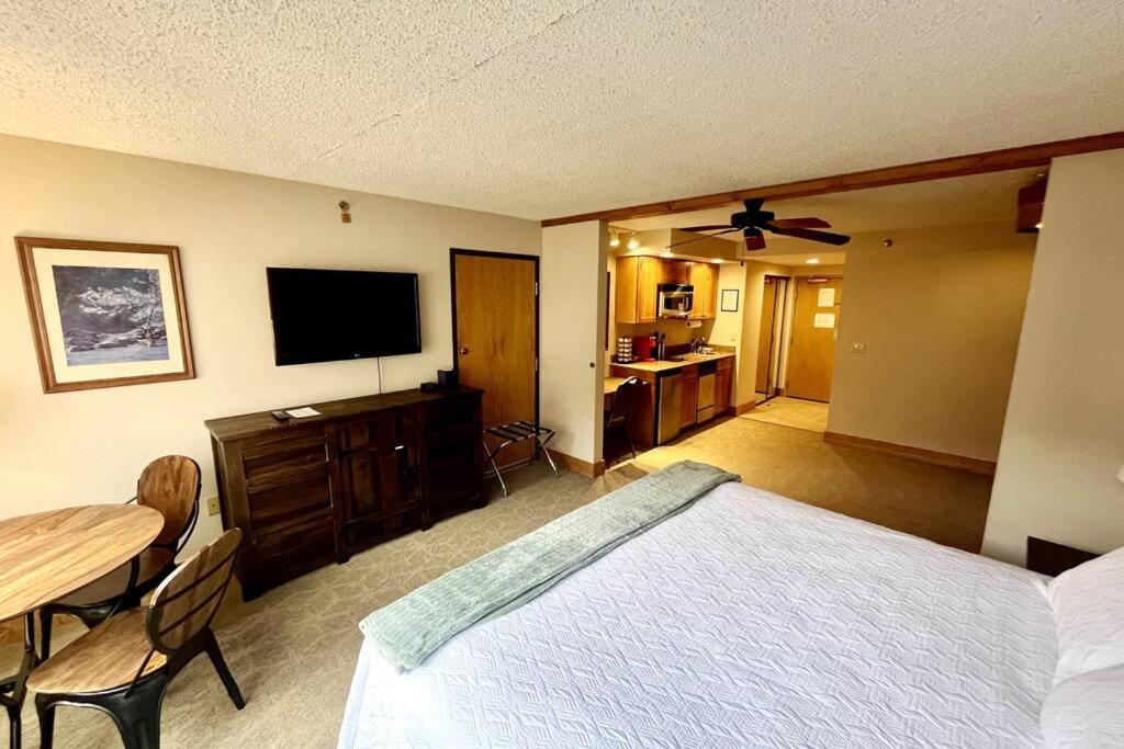 Mt Cb Base In-out With King Bed, Hot Tub, Pool & Kitchen & No Fee! Apartment