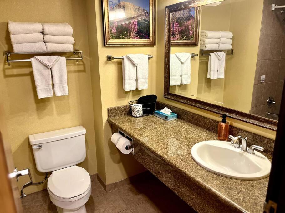 Mt Cb Base In-out With King Bed, Hot Tub, Pool & Kitchen & No Fee! *